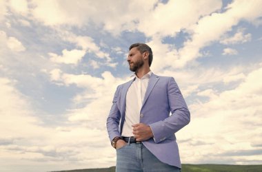 Takım elbiseli başarılı bir patron. Girişimci ya da yönetici. erkek resmi moda.