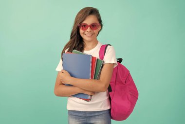 Okula dönüyorum. Bilgi günü. Eğitim. Gözlüklü çocuk defter tutuyor. Eylül 1.