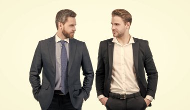 İş adamı gibi giyinmiş işadamları liderlik için rekabet halindedirler.