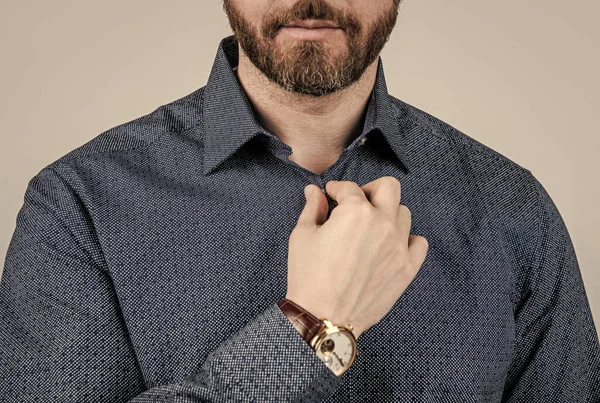 Bearded man beskärda visa knappen casual stil skjorta grå bakgrund, klä informell — Stockfoto