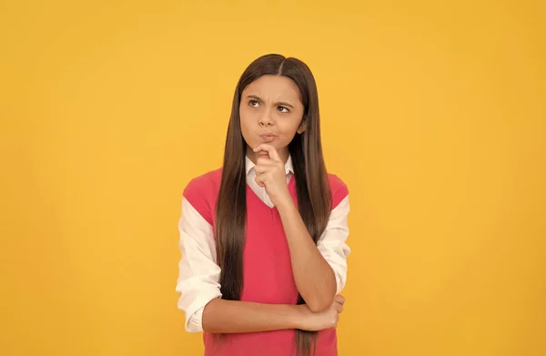Σκέψη έφηβος κορίτσι σχολείο με μακριά μαλλιά σε κίτρινο φόντο, απόφαση — Φωτογραφία Αρχείου