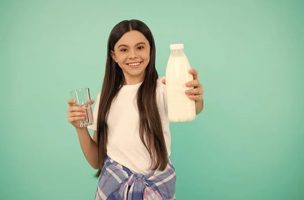 Mutlu genç kız bir bardak süt ya da yoğurt içecek, süt — Stok fotoğraf