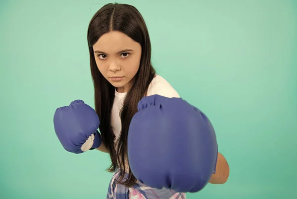 Sportovní výzva. mlácení. soustředěný úspěšný boxer. boj za úspěch. — Stock fotografie