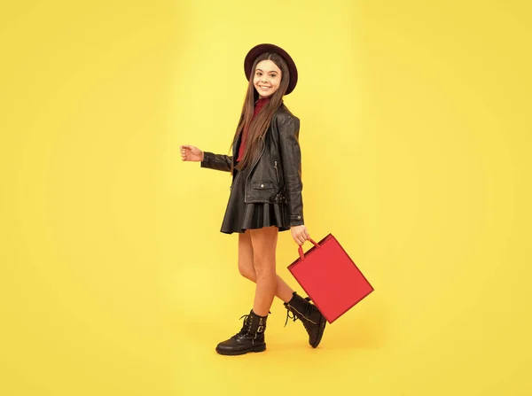 Boldog tini lány kalap és bőr ruhák hold bevásárló táska, divat — Stock Fotó