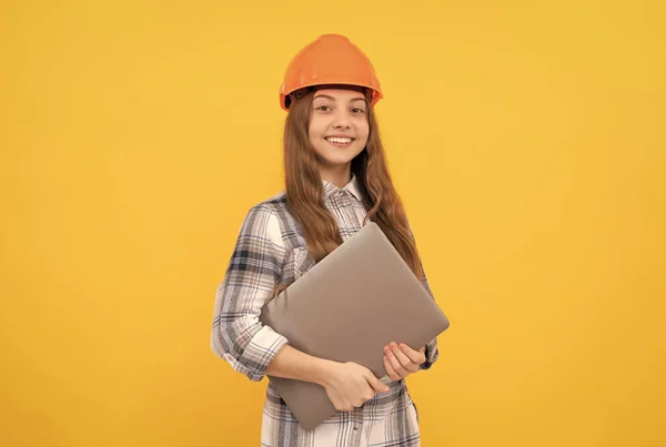 Menina adolescente feliz no capacete e camisa quadriculada segurando laptop, cursos on-line — Fotografia de Stock