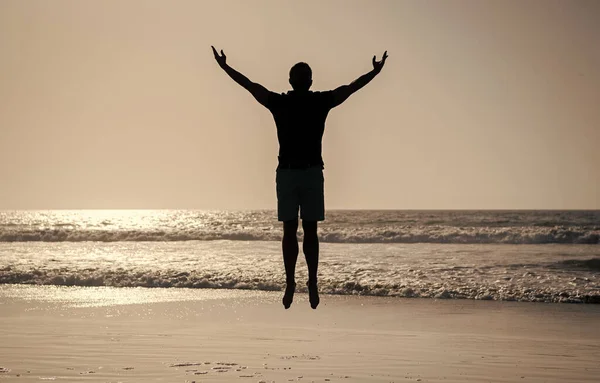 Чувствовать свободу. молодой и свободный. спортсмен прыгает в океан. утренняя тренировка. — стоковое фото