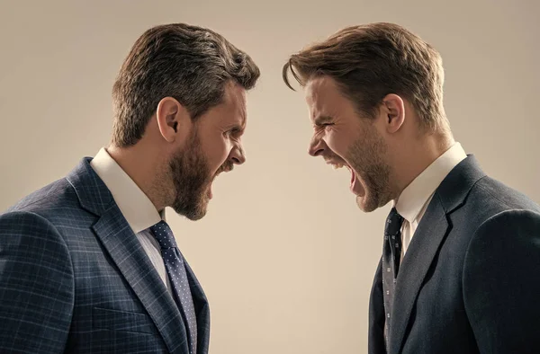 Arguing businesspeople. dissatisfied men discuss failure. colleagues have disagreement conflict. — Stock Photo, Image