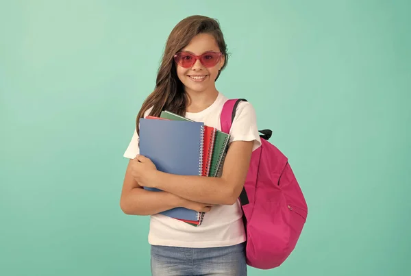 学校に戻って。知識の日だ。教育だ。眼鏡の子はコピーを持ってる。9月1日. — ストック写真