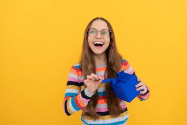 Gözlüklü mutlu genç kız doğum günü hediyesi kutusunu açıyor, mutlu yıllar.