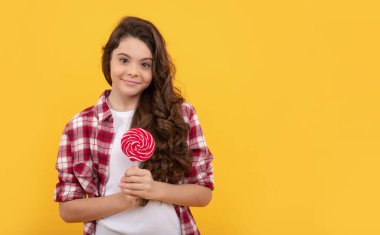 Çubukta şeker. Karamelli şeker dükkanı. Tatlı çocukluk hayatı. Genç diş bakımı. Tatlıya düşkünüm