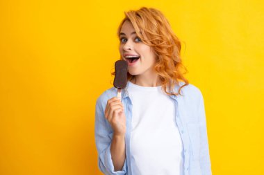 Yaz kavramı. Pozitif kadının lezzetli dondurmaları olmasına, lezzetli soğuk tatlıları yemelerine, sarı arka planda poz vermelerine, mutlu olmalarına sevindim. Şaşırmış kadın yüzü.