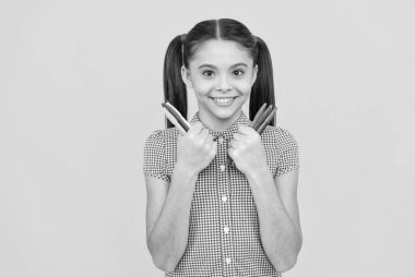 Boş zaman. Ödevlere başlayalım. Yaratıcı akıl. Mutlu genç kız renkli kalemler kullanıyor..