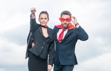 Gökyüzü geçmişinde süper kahraman kıyafeti giyen iş arkadaşları