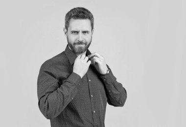 Yakışıklı, orta yaşlı, modaya uygun bir adam. Sıradan bir tarz gömlek, görünüş, fotokopi odası.