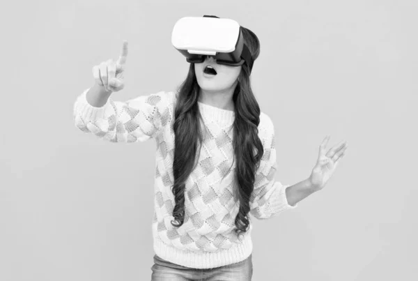 Elképedt tini lány visel vr szemüveg segítségével technológia oktatás virtuális valóság, virtuális világ. — Stock Fotó