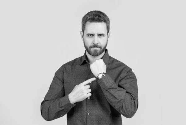 Empresário não barbeado na camisa casual apontar dedo no pulso assistir fundo cinza, hora de negócios — Fotografia de Stock