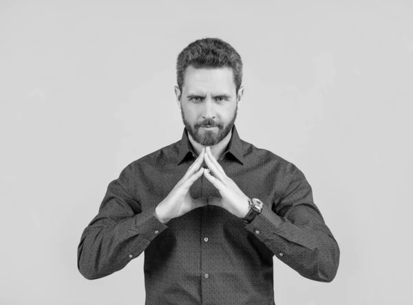 Homem não barbeado em negócios descontraído show estilo casual levantou gesto mão íngreme sentindo confiante, especialista — Fotografia de Stock