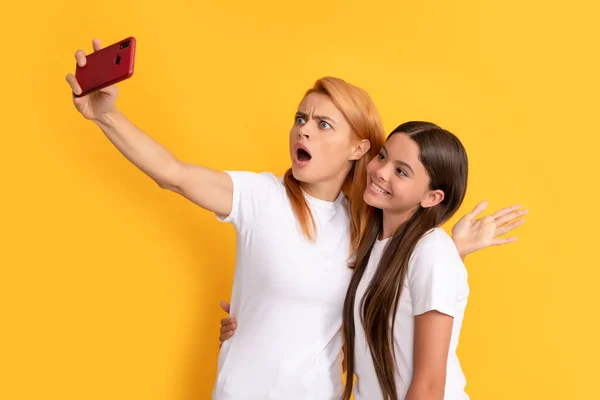 Cheerful mom and kid making selfie on smartphone, shooting vlog — Stockfoto