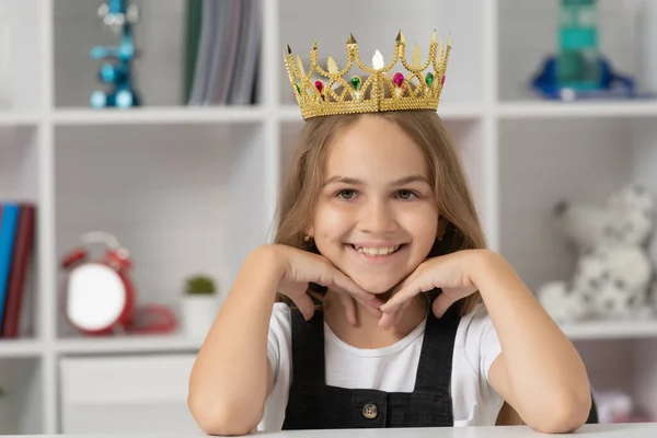 Allegro bambino in regina corona a scuola in classe — Foto Stock