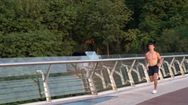 Antrenman için koşan kaslı genç adam, meydan okuyor.