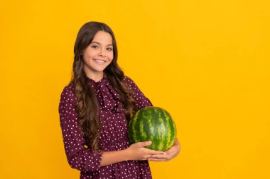 Sarı arka planda karpuz. Meyveli çocuk. çocuklar için sağlıklı yiyecekler.