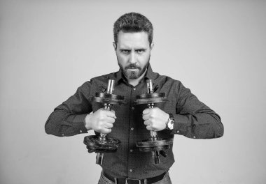 Onun gücü. Koltuk değnekleriyle eğitime hazır kendine güvenen bir adam. Patron güç ve otorite göster