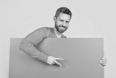 Reklam için fotokopi alanı olan boş kağıt pankartın arkasındaki adam barış jestini gösteriyor..