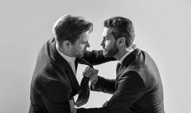 İş görüşmesinde kavga eden iki kızgın işadamı iş rekabeti ve anlaşmazlık içindeler.