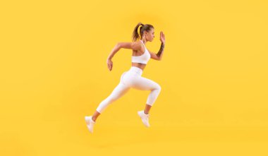 Sarı arka planda çalışan fitness kadın koşucusu