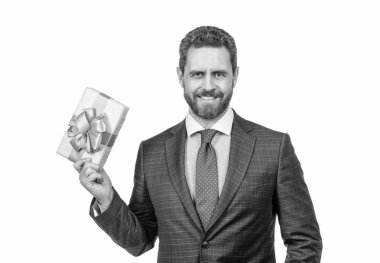 Kadınlar günü için hediye. Başarılı CEO hediye kutusunu tutuyor. Yakışıklı adam romantik bir randevu için hazırlan.