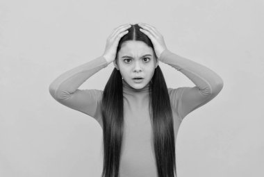 Baş ağrısı kavramı. Uzun saçlı endişeli bir çocuk. Güzellik ve moda. Kadın model..
