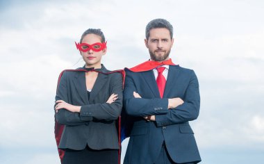 Süper kahraman kıyafetli süper iş çifti gökyüzünde