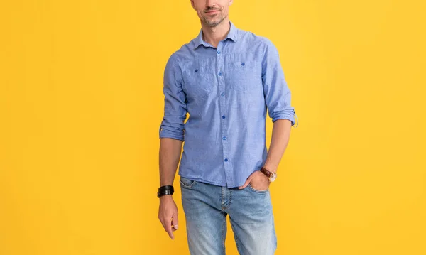 Hombre recortado con reloj de pulsera sobre fondo amarillo, moda — Foto de Stock