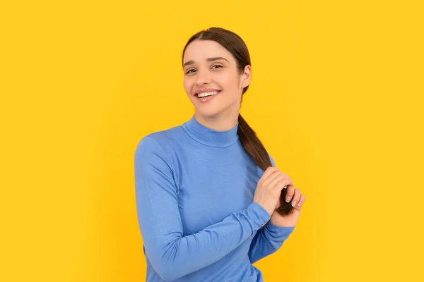 Cheerful woman portrait holf hair on yellow background, emotions — ストック写真