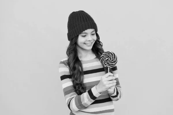 Весела дівчина-підліток з цукерками льодяника, смачна — стокове фото