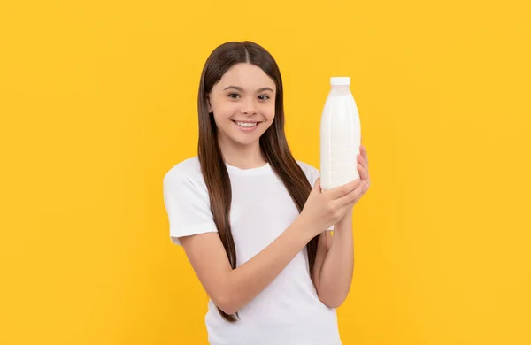 Mutlu çocuklar süt ürünleri bulundurur. Genç kız süt içecek. sağlıklı yaşam tarzı. — Stok fotoğraf