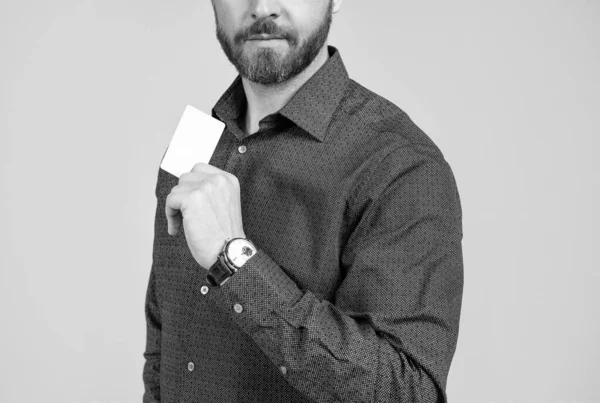 Pro marketingovou komunikaci. Neoholený muž s oříznutým pohledem drží prázdnou kartu. Kontaktní informace — Stock fotografie