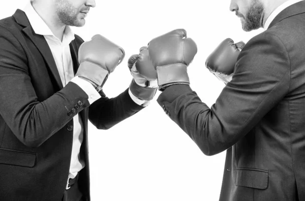 Homens profissionais vista cortada em ternos de negócios stand em posição de luta isolado no branco, boxe — Fotografia de Stock
