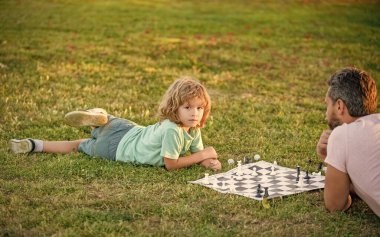 Babalar günü. Aile değerleri. Ebeveynlik ve çocukluk. Şah mat. birlikte zaman geçirmek.
