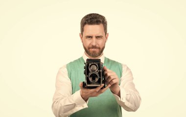 Çekimler beyaza izole edildi. Fotoşop. Fotoğraf çekiyordum. kendine güvenen erkek fotoğrafçı.