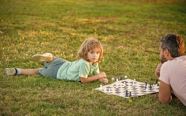 Babalar günü. Aile değerleri. Ebeveynlik ve çocukluk. Şah mat. birlikte zaman geçirmek.