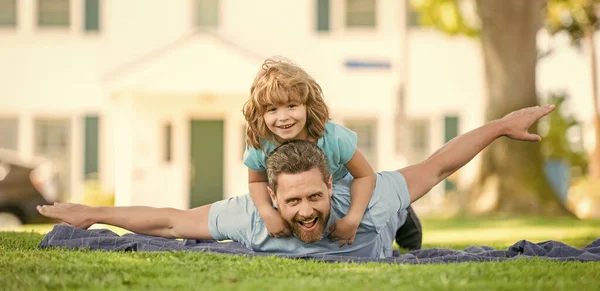 자녀 양육 과 아버지 역할. 아버지들의 날. 행복 한 아버지와아 들은 밖에서 즐겁게 지낸다. — 스톡 사진
