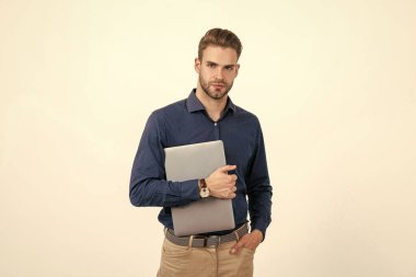 İnternette çalışan traşsız bir adam. Modern kablosuz laptop. Programcı bilgisayar kullansın. Bilgisayarlı yakışıklı adam..