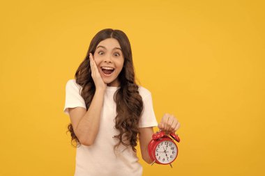 Alışveriş zamanı geldi. Günaydın. Günlük program. çocukluk. genç kız kontrol zamanı
