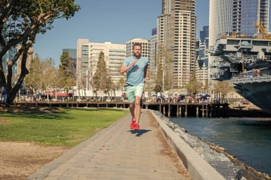 Benim hızım. Gezinti güvertesinde enerjik bir adam koşuyor. Spor giyim sektöründe erkek koşucu. Çalışma alıştırmaları