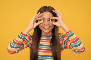 Kız multivitamin alıyor. Sağlıklı bir yaşam tarzı. Çocukluk sağlığı. yiyecek takviyesi.