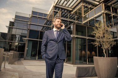 mobil bağlantı teknolojisi. İletişim. İş adamı akıllı telefondan konuşuyor.