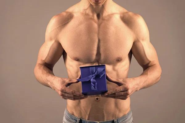 Homem corte vista com ajuste torso segurar presente caixa cinza fundo, presente — Fotografia de Stock