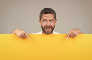 amazed guy advertising. announcement. shopping sale discount. presenting novelty information