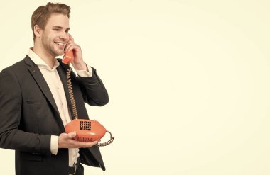 Eski moda telefon görüşmeleri, eski tarz bağlantılarla mutlu profesyonel erkek sohbetleri.